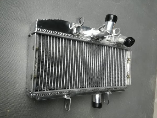 Aluminium Racing Radiator, 40mm Tykkelse, Forbedret Kølekapacitet, Passer til Suzuki GT750, TIG Svejset Konstruktion, Spejlpoleret Finish