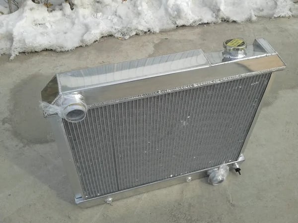 Aluminiumkøler, 3 Rækker, 17-3/8" x 25" Kerne Dimensioner, 22" x 25" Samlede Dimensioner, 1 1/2" Øverste Indløb, 1 3/4" Nederste Udløb