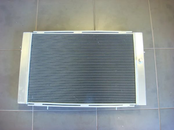 Radiator, legering aluminium, kerne størrelse 625x435x52 mm, samlet størrelse 745x445x70 mm, indløbsdiameter 38 mm, udløbsdiameter 38 mm