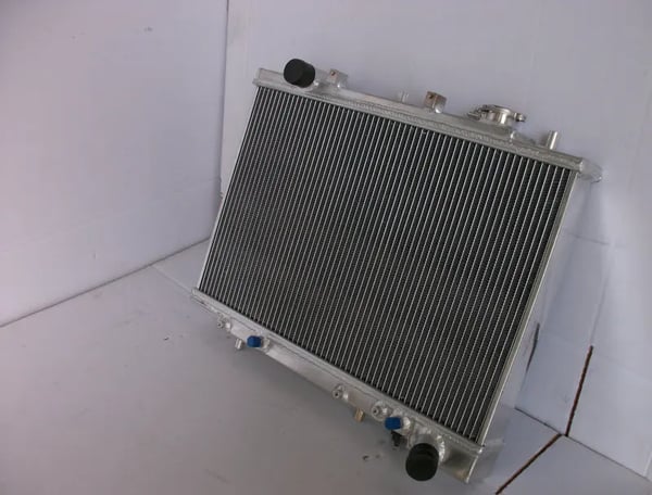 Aluminiumkøler, kerne størrelse 568mm x 350mm x 52mm, samlet størrelse 580mm x 420mm x 65mm, indgang/udgang Φ35mm, 3 rækker