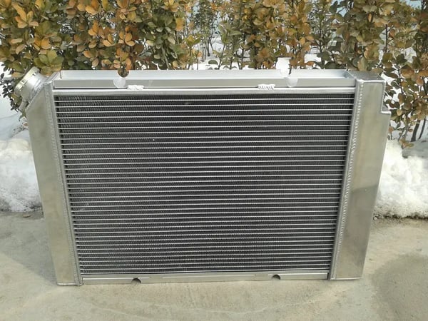 Racing Radiator, Kerne størrelse 500mm x 390mm x 52mm, Samlet størrelse 620mm x 420mm x 70mm, Indløb/Udløb 35mm, Passer til Pontiac Fiero 1984-1988