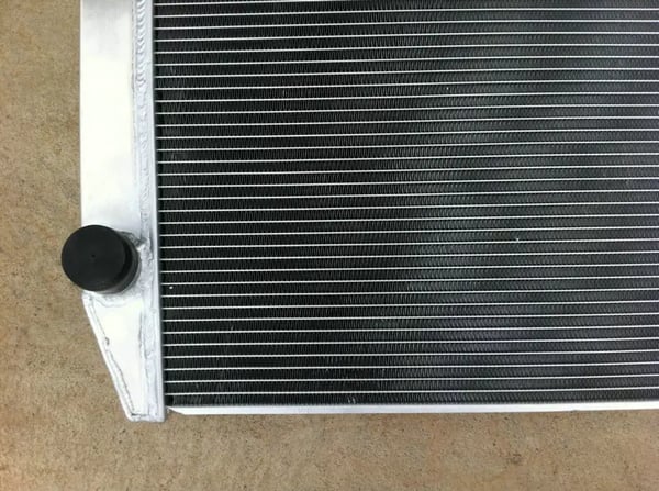 Radiator, legering aluminium, kerne størrelse 656mm x 428mm x 56mm, samlet størrelse 780mm x 450mm x 74mm, indgang/udgang 45mm / 38mm
