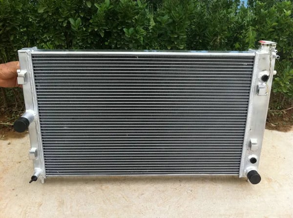 Aluminiumkøler, Dimensioner: 785mm x 445mm x 65mm, Indgang/Udgang: 35mm, 2 Række Design, Kompatibilitet: Til Commodore VZ LS1 LS2 SS V8 (2004-2006)