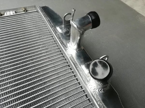 Aluminium Racing Radiator, 40mm Tykkelse, Forbedret Kølekapacitet, Passer til Suzuki GT750, TIG Svejset Konstruktion, Spejlpoleret Finish