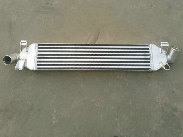 Intercooler, Aluminium Materiale, Skræddersyet Pasform, Ford Focus MK2 Kompatibilitet, Forbedrer Motorpræstation, Direkte Pasform Erstatning