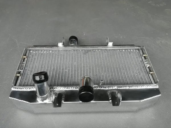 Aluminium Racing Radiator, 40mm Tykkelse, Forbedret Kølekapacitet, Passer til Suzuki GT750, TIG Svejset Konstruktion, Spejlpoleret Finish