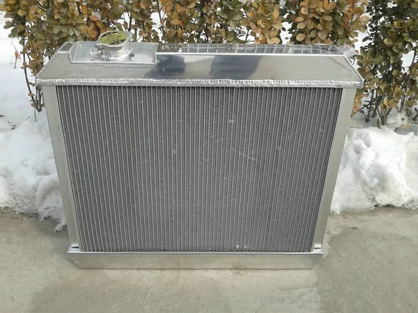 Aluminiumkøler, 3 Rækker, 17-3/8" x 25" Kerne Dimensioner, 22" x 25" Samlede Dimensioner, 1 1/2" Øverste Indløb, 1 3/4" Nederste Udløb