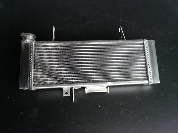 Racerkøler, legering aluminium, forbedret kølekapacitet, designet til SUZUKI SV650N, vakuum-loddet kerne, TIG-svejste tanke