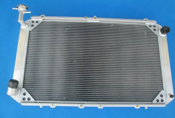 Aluminiumkøler, kerne størrelse 448mm x 739mm x 56mm, indløbs/udløbs størrelse 40mm, vægt 9.8 kg, kompatibilitet Nissan Patrol GQ Y60