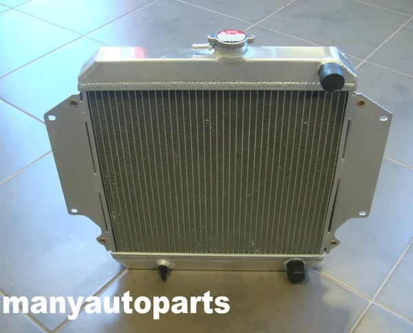 Aluminiumkøler og ventilator til Suzuki Sierra, passer til modeller fra 1981-1996, forbedret køleydelse, holdbar konstruktion.