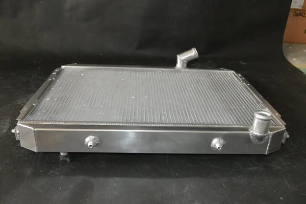 Aluminiumkøler, kerne størrelse 640mm x 410mm x 52mm, samlet størrelse 685mm x 490mm x 70mm, indløbs/udløbs størrelse 38mm/38mm