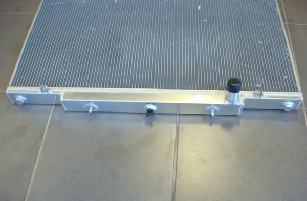 Aluminiumkylare, kärnstorlek 905mm x 450mm x 52mm, total storlek 925mm x 545mm x 65mm, inlopp/utlopp 34mm/34mm, 3-raders konfiguration, kompatibilitet Nissan Patrol Y61 GU Serie I & II