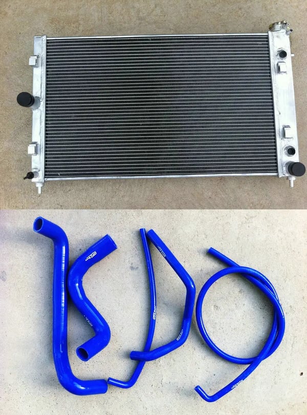 Aluminiumkøler, Dimensioner: 785mm x 445mm x 65mm, Indgang/Udgang: 35mm, 2 Række Design, Kompatibilitet: Til Commodore VZ LS1 LS2 SS V8 (2004-2006)
