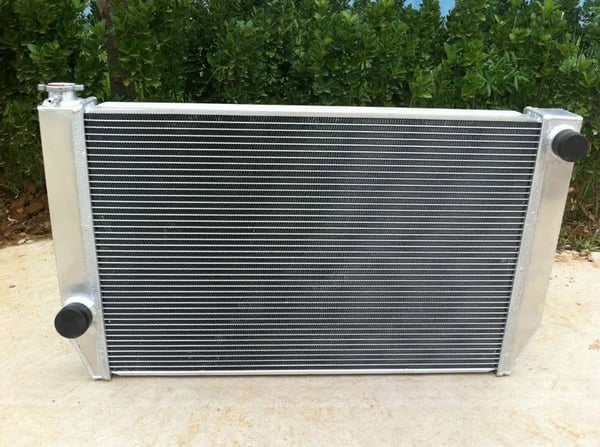 Radiator, legering aluminium, kerne størrelse 656mm x 428mm x 56mm, samlet størrelse 780mm x 450mm x 74mm, indgang/udgang 45mm / 38mm