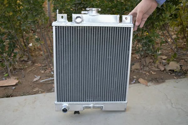 Aluminium Radiator, 40MM Kerne Størrelse, 2 Rækker, 28MM Indgang/Udgang, Inkluderer Universel Blæser, Manuel Transmission Kompatibel