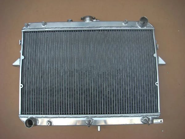 Aluminiumradiator, Legeret aluminium, Standardmål for kompatibilitet, Kompatibel med Econovan / Mazda E2000, Høj termisk effektivitet