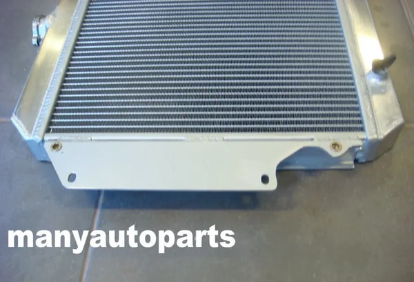Aluminiumkøler og ventilator til Suzuki Sierra, passer til modeller fra 1981-1996, forbedret køleydelse, holdbar konstruktion.