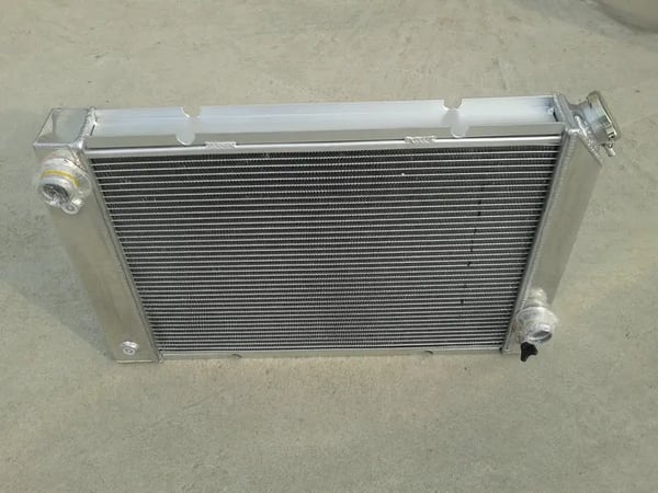 Racing Radiator, Kerne størrelse 500mm x 390mm x 52mm, Samlet størrelse 620mm x 420mm x 70mm, Indløb/Udløb 35mm, Passer til Pontiac Fiero 1984-1988