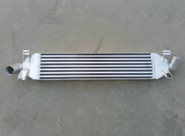 Intercooler, Aluminium Materiale, Skræddersyet Pasform, Ford Focus MK2 Kompatibilitet, Forbedrer Motorpræstation, Direkte Pasform Erstatning