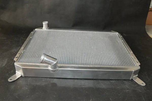 Aluminiumkøler, kerne størrelse 640mm x 410mm x 52mm, samlet størrelse 685mm x 490mm x 70mm, indløbs/udløbs størrelse 38mm/38mm
