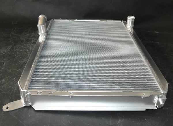 Aluminiumkøler, kerne størrelse 640mm x 410mm x 52mm, samlet størrelse 685mm x 490mm x 70mm, indløbs/udløbs størrelse 38mm/38mm