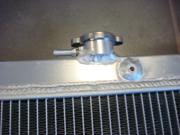 Aluminiumkylare, kärnstorlek 905mm x 450mm x 52mm, total storlek 925mm x 545mm x 65mm, inlopp/utlopp 34mm/34mm, 3-raders konfiguration, kompatibilitet Nissan Patrol Y61 GU Serie I & II