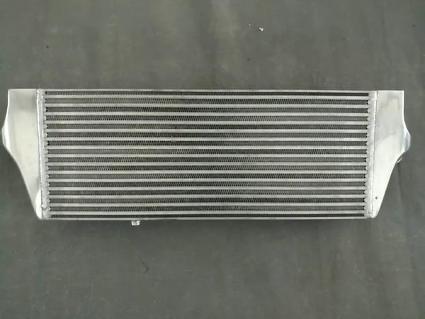 Intercooler, ytimen koko 670 x 268 x 60 mm, sisään-/uloskäynnin koko 50 mm, etumonttityyppi, alumiinimateriaali