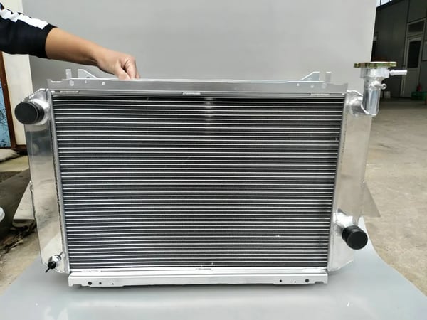 Aluminiumkøler, kerne størrelse 640 x 430 x 52 mm, samlet størrelse 775 x 490 x 100 mm, indløb/udløb 45 mm, 3 rækker