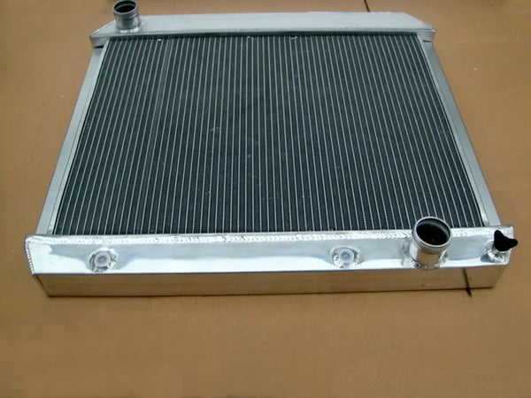 Aluminiumkøler, 3-række kerne design, kerne dimensioner 17-3/8" x 25", samlede dimensioner 22" x 25", øverste indløb 1 1/2", nederste udløb 1 3/4"