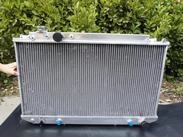 Alle aluminiumradiatorer, 2-række kerne design, kompatibel med manuel/automatisk transmission, holdbar legeringskonstruktion.