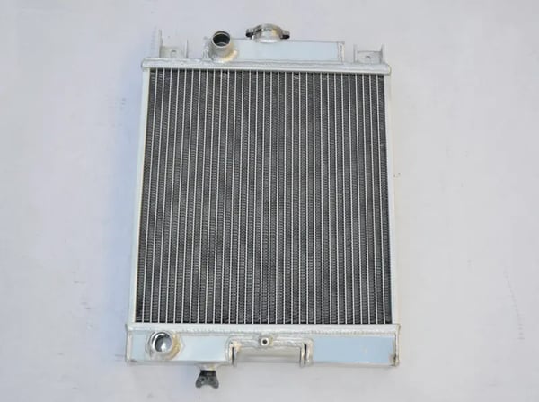 Aluminium Radiator, 40MM Kerne Størrelse, 2 Rækker, 28MM Indgang/Udgang, Inkluderer Universel Blæser, Manuel Transmission Kompatibel