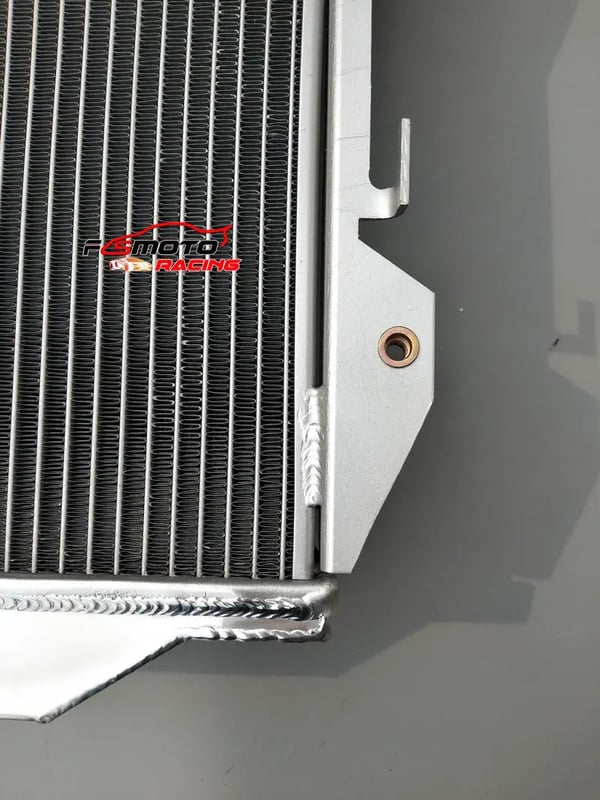 Aluminiumradiator, kerne størrelse 640mm x 575mm x 42mm, samlet størrelse 720mm x 680mm x 60mm, indløbs/udløbs diameter 38mm, rækkeantal 2