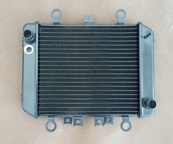 Aluminiumradiator, forbedret kølekapacitet, holdbart materiale i luftfartsgrad, præcisions TIG-svejsning.