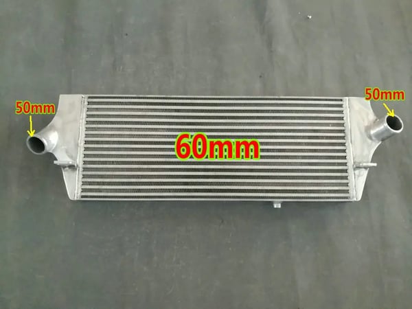 Intercooler, ytimen koko 670 x 268 x 60 mm, sisään-/uloskäynnin koko 50 mm, etumonttityyppi, alumiinimateriaali
