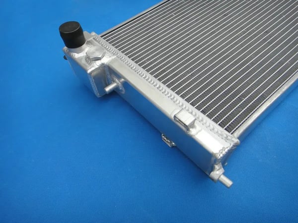 Aluminiumkøler, kerne størrelse 520mm x 315mm x 50mm, indløbs/udløbs diameter Φ 32mm, kompatibilitet PEUGEOT 106 GTI & RALLYE, CITROEN SAXO/VTR