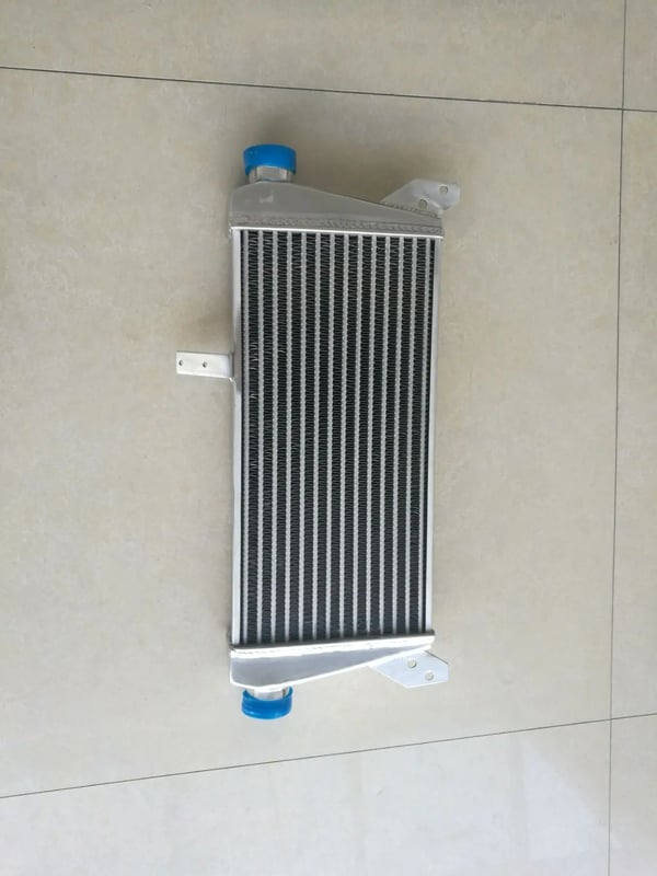 Intercooler, Aluminiumkonstruktion, Kerne størrelse 457mm x 234mm x 41mm, Samlet størrelse 637mm x 320mm x 65mm, Indløb/Udløb 50mm
