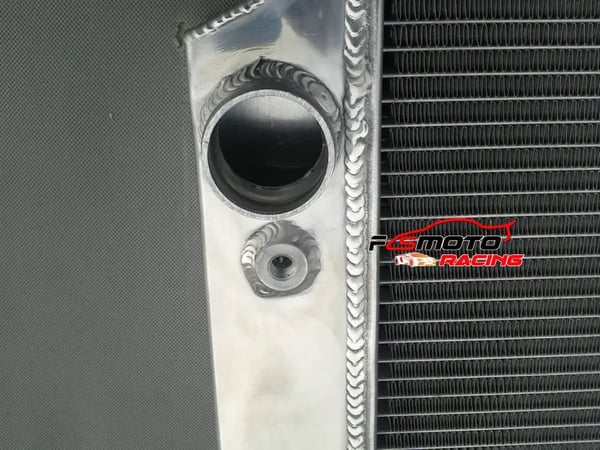 Aluminiumkøler, kerne størrelse 17 1/4" x 21 1/2", samlet størrelse 23" x 23 1/2", kompatibilitet Ford Bronco 289/302 V8, kølekapacitet stigning 30%