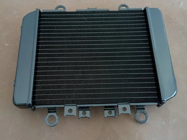 Aluminiumradiator, forbedret kølekapacitet, holdbart materiale i luftfartsgrad, præcisions TIG-svejsning.