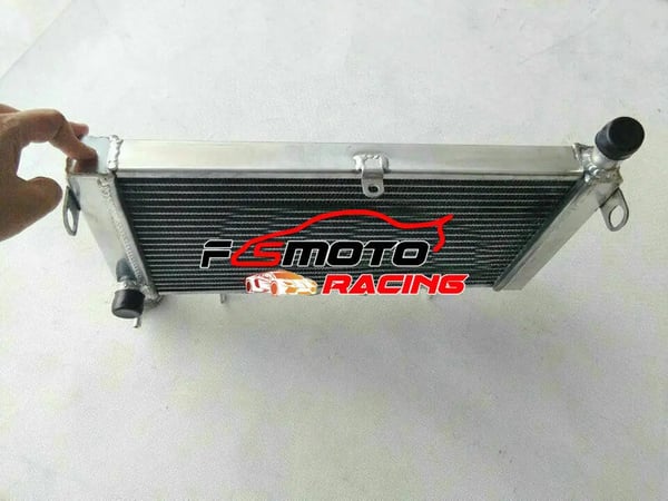 Aluminiumkøler, præcist tilpasset til CBR600F2, letvægts- og holdbar konstruktion, egnet til modeller fra 1991-1994.
