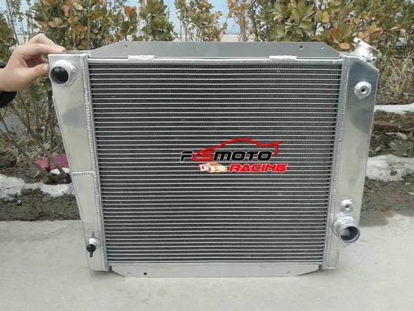 Aluminiumkøler, kerne størrelse 17 1/4" x 21 1/2", samlet størrelse 23" x 23 1/2", kompatibilitet Ford Bronco 289/302 V8, kølekapacitet stigning 30%