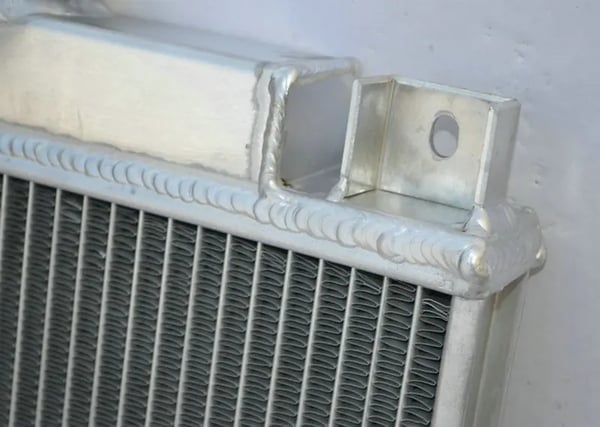 Aluminium Radiator, 40MM Kerne Størrelse, 2 Rækker, 28MM Indgang/Udgang, Inkluderer Universel Blæser, Manuel Transmission Kompatibel