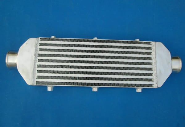 Intercooler, 400mm x 155mm x 60mm, Indløbsdiameter 59mm, Hele i aluminium, Universel kompatibilitet, Bar & Plate design