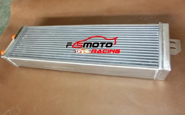 Luft-til-vand intercooler, aluminium, kerne størrelse 21"x6.6"x2.25", samlet størrelse 27.6"x7.3"x3", 19mm indløbs/udløbs diameter, frontplacering