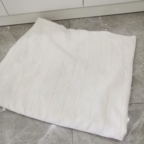 Tufting Klæde Baggrundsstof, Polyester Materiale, Dimensioner 1,5M x 4M, Kompatibilitet med Tufting Pistoler, Ensfarvet Mønster med Vejledende Linjer