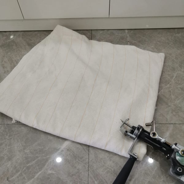 Tufting Klæde Baggrundsstof, Polyester Materiale, Dimensioner 1,5M x 4M, Kompatibilitet med Tufting Pistoler, Ensfarvet Mønster med Vejledende Linjer