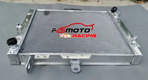 Aluminiumkøler til Toyota Landcruiser, 52 mm kerne størrelse, inkluderer blæser og monteringssæt, holdbar konstruktion.