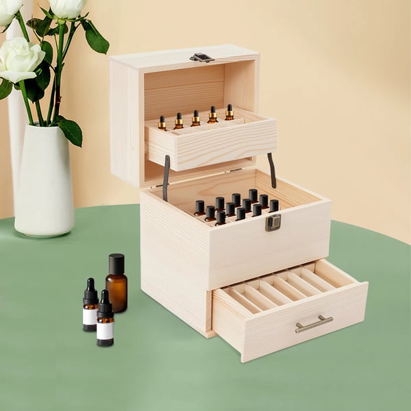 Æterisk olie organizer, 59 pladser, 3 niveauer, fyrretræsmateriale, dimensioner 21,5x18,5x24,5cm, egnet til 15ml og 10ml flasker