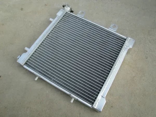 Aluminiumkøler, Kompatibilitet med TRAXTER/QUEST 500 AUTOSHIFT, Standardstørrelse, Til modeller 2001-2005, Forbedret varmeafledning
