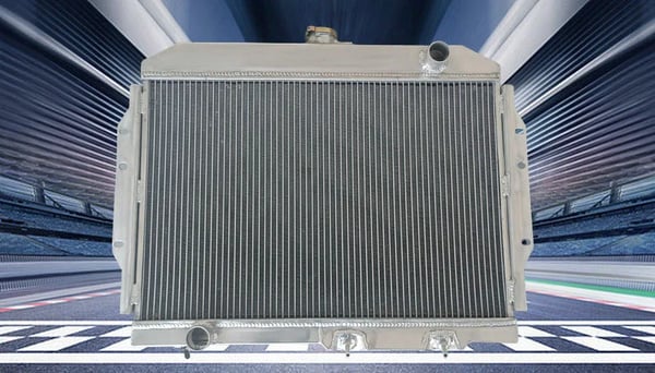 Aluminiumkøler til AMC V8-modeller, holdbar konstruktion, inkluderer transmissionskøler, perfekt pasform til flere modeller.