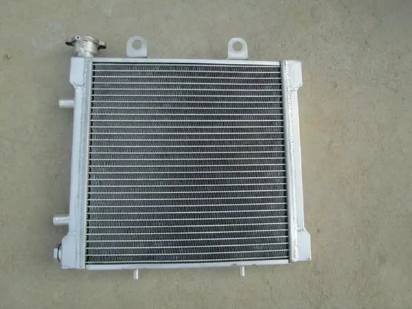 Aluminiumkøler, Kompatibilitet med TRAXTER/QUEST 500 AUTOSHIFT, Standardstørrelse, Til modeller 2001-2005, Forbedret varmeafledning